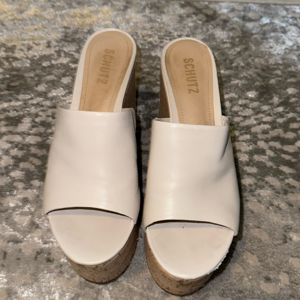Shuts white platform mules